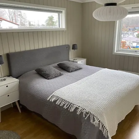 Apartamento Hovedetasje I Enebolig Med 3 Soverom Og Utendors Spabad *